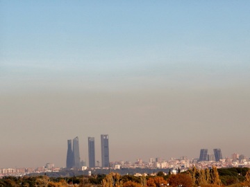 Vista de una capa de contaminación cubriendo la ciudad de Madrid