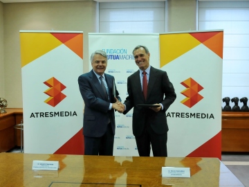 Ignacio Garralda, presidente de la Fundación Mutua Madrileña y Silvio González, consejero delegado de Atresmedia firman la renovación del compromiso