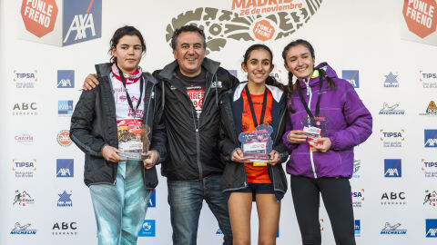 Ganadoras de la categoría Junior femenina: Daniela Cervantes (primera), Paula Mate (segunda) y Alba Green (tercera). Les ha entregado el premio Roberto Brasero. 