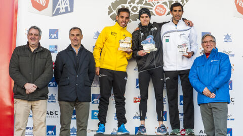 Los ganadores de la categoría masculina de 5 kilómetros, Miguel Gómez (primero), Rubén Tenorio (segundo) y Juan Antonio Jiménez (tercero) recogen el premio de manos de Cristóbal Cremades (izquierda), Silvio González (segundo por la izquierda) y Jean Paul Rignault (derecha). 