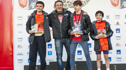 Ganadores de la categoría Junior masculina: Carlos Blay (primero), Álvaro Sánchez (segundo) y Gonzalo Arroyo (tercero) junto con Roberto Brasero