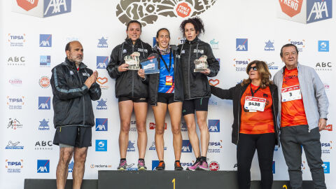Ganadoras de la categoría femenina de los 10 Kilómetros: Irene de la Torre (primera), María Sánchez (segunda) y María Jara (tercera) han recogido el premio de manos de Javier Bardají (izquierda), Marisa Camacho y Bartolomé Vargas.