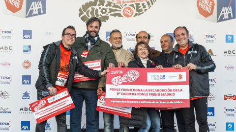 Por noveno año consecutivo, Ponle Freno destina la recaudación íntegra de la carrera al apoyo integral a las víctimas de accidentes de tráfico. Patricia Pérez, directora general Corporativa de Atresmedia, entrega los cheques de la recaudación de la 9ª CARRERA PONLE FRENO a los representantes de las entidades beneficiarias de esta edición (de izquierda a derecha): Alfonso Lagares Gómez-Abascal, Fernando González Iturbe, Fernando Muñoz González, Juan Ángel García Reneses, Ricardo Herranz Quintana y Luis Sainz Verdejo.