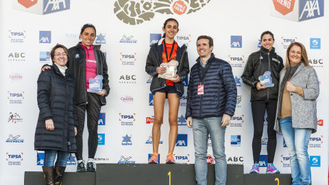 Ganadoras de la categoría femenina de 5 kilómetros: Daniela Cervantes (primera), Amaya Sanfabio (segunda) y Elvira Marín (tercera). Han recogido su premio de manos de Patricia Pérez (izquierda), Pablo Casado y Consolación Pérez Esteban.