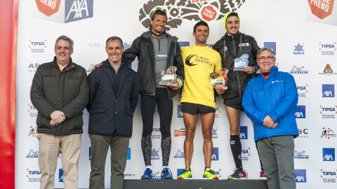 Los ganadores de la prueba de 10 Kilómetros: Alejandro Jiménez (primero), Pablo Villalobos (segundo) y Francisco Jesús González (tercero) han recogido su premio de manos de Cristóbal Cremades (izquierda), Silvio González (segundo por la izquierda) y Jean Paul Rignault (derecha).