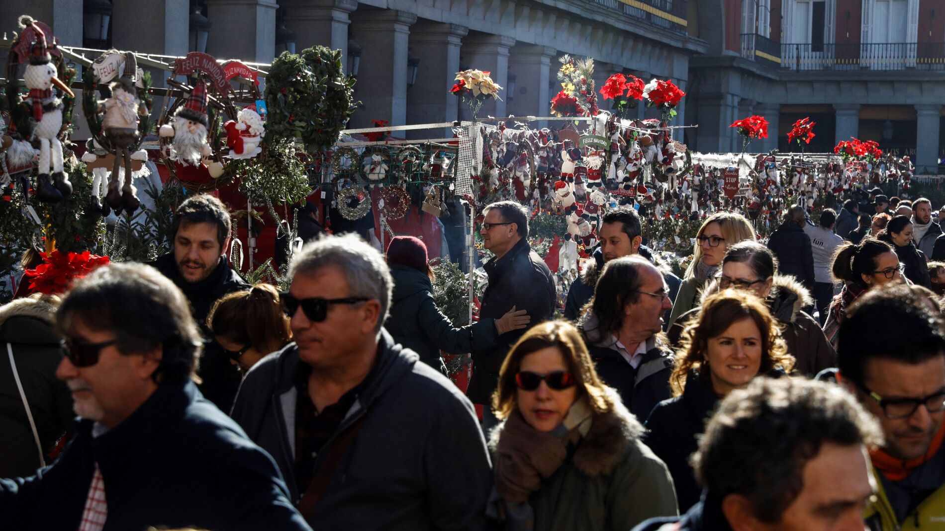 Un gran número de visitantes recorre el mercado de Navidad de la Plaza Mayor de Madrid