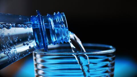Botella y vaso de pl&aacute;stico
