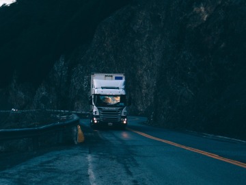Cami&oacute;n en una carretera