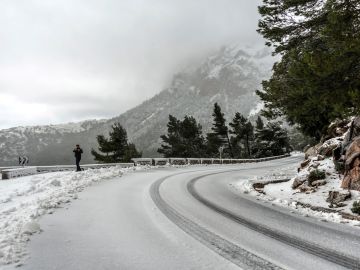 La nieve ca&iacute;da cubre una de las carreteras de Soller