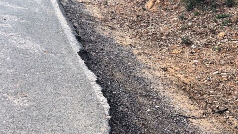 Por favor el Estado de la carretera A373 en concreto su tramo desde ubrique-Cortes de la Frontera se encuentra en un estado pésimo, no tiene arcén, muchísimos socavones, no tiene señalización horizontal y la vertical es escasa. Hay muchísimos accidente y los ciudadanos hemos creando una plataforma ciudadana para reivindicar y comenzar las manifestaciones y recogida de firmas. También nos estamos moviendo por redes sociales donde compartimos fotos del estado tercermundista en el que se encuentra este tramo de carretera con el fin de que algún día nos oigan y no corra peligro nuestras vidas. Por favor tengan en cuenta esta petición. Porque además está carretera une la provincia de Cádiz y la de Malaga. https://m.facebook.com/groups/2005389656451259
