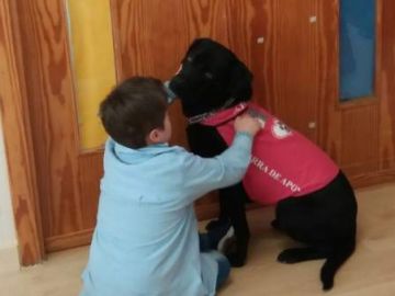 Abril con un niño de la escuela