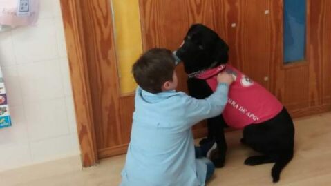 Abril con un niño de la escuela Abril con un niño de la escuela