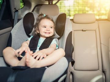 Una ni&ntilde;a en su sillita infantil