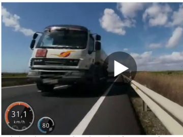  Un ciclista graba el momento en el que casi es arrollado por un cami&oacute;n cuando adelantaba por el sentido contrario 