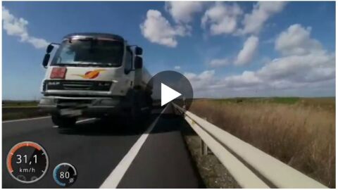  Un ciclista graba el momento en el que casi es arrollado por un camión cuando adelantaba por el sentido contrario 