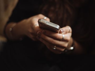 Mujer llamando por teléfono