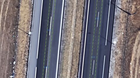 Se trata de habilitar un carril de 1 metro de anchura entre dos carriles normales. Su uso estar&iacute;a permitido cuando se produzcan retenciones y la circulaci&oacute;n de los veh&iacute;culos de cuatro o m&aacute;s ruedas sea muy lenta. Los veh&iacute;culos respetar&iacute;an el carril, no sobrepasando las l&iacute;neas verdes, en estas circunstancias y la circulaci&oacute;n de las motocicletas estar&iacute;a limitada a 40 km/hora. Ser&iacute;a mucho m&aacute;s seguro para todos.