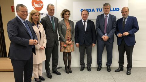 Bartolome Beltrán, Director de Servicios Médicos de Atresmedia, Teresa Robledo, Directora Ejecutiva AECOSAN, Silvio Gonzalez, Consejero Delegado de Atresmedia, Dolors Montserrat, Ministra de Sanidad, Servicios Sociales e Igualdad, Jose Javier Castrodeza, Secretario General de Sanidad y Consumo Juan Julián García, Vocal Asesor de la Dirección Ejecutiva de AECOSAN y Javier Bardají, Director General de Atresmedia Televisión. El Ministerio de Sanidad, Servicios Sociales e Igualdad y Atresmedia renuevan su unión contra la obesidad infantil
