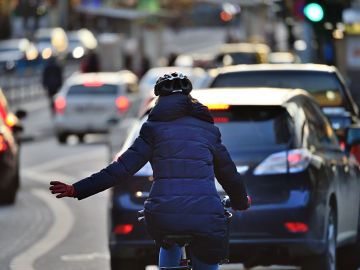 Un ciclista circulando en carretera
