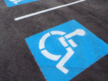 Aparcar en plazas de minusv&aacute;lidos sin serlo podr&iacute;a acarrear p&eacute;rdida de puntos