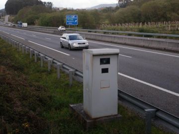 Imagen de una carretera con radar Imagen de una carretera con radar