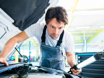 Mec&aacute;nico reparando un coche en el taller