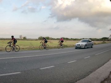 Pelot&oacute;n de ciclistas