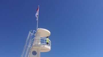 Puesto de vigilancia de socorristas en una playa de Elche con bandera rojo