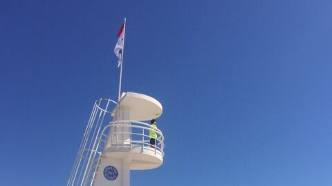 Puesto de vigilancia de socorristas en una playa de Elche con bandera rojo