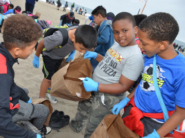  Miles de niños limpian una playa de Los Ángeles para fomentar un 'océano libre de plástico'