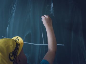 Ni&ntilde;o en clase