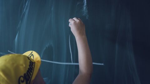 Niño en clase