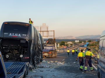 Imagen del autob&uacute;s y el cami&oacute;n despu&eacute;s del siniestro donde dos mujeres han muerto y cinco personas han resultado heridas en Bail&eacute;n, Ja&eacute;n. 
