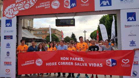 De izquierda a derecha, Álvaro Pitto, Director Comercial Atresmedia Eventos,Jesús Domínguez, Director Gerente La Boutique del Recambio, Eva María Laguna, Directora de Marketing Grupo CGA, Mar Romero, Directora de AXA Galicia, Miguel Anxo Fernández, Alcalde Concello Pontevedra, Jeanne Picard, Delegada en Galicia Stop Accidentes, Josep Alfonso, Director General Centro de Estudios Ponle Freno – AXA, Martín Fiz, Campeón europeo y mundial de maratón,Anxos Riveiro, Concejala Deportes Concello de Pontevedra