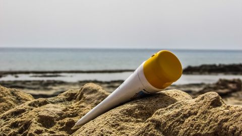 Las cremas solares que menos contaminan, seg&uacute;n los expertos