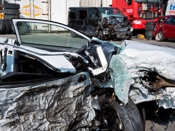 Vista de los dos veh&iacute;culos implicados en un accidente de tr&aacute;fico 