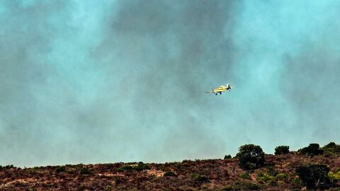 Una avioneta sobrevuela el incendio, que ya est&aacute; estabilizado, declarado en Roses 