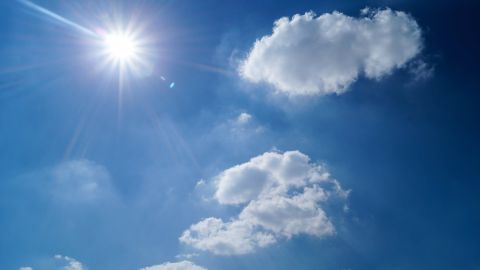 Un cielo con sol y nubes. Un cielo con sol y nubes