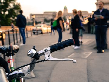 Barcelona prohibirá a las bicis circular por la acera a partir de 2019 Barcelona prohibirá a las bicis circular por la acera a partir de 2019
