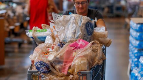 La mayor cadena de supermercados de Estados Unidos retirará las bolsas de plástico de sus tiendas La mayor cadena de supermercados de Estados Unidos retirará las bolsas de plástico de sus tiendas