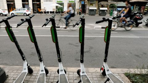 Patinetes eléctricos en una acera