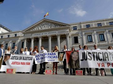 amiliares de fallecidos por atropello entregan m&aacute;s de 242.000 firmas en el Congreso para pedir penas m&aacute;s duras por conducir bajo los efectos del alcohol y las drogas