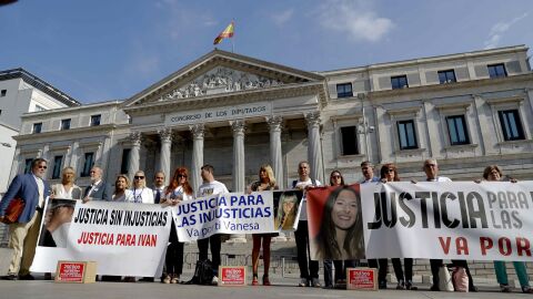 amiliares de fallecidos por atropello entregan más de 242.000 firmas en el Congreso para pedir penas más duras por conducir bajo los efectos del alcohol y las drogas