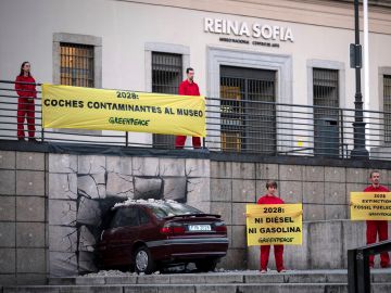 Greenpeace estrella un coche contra el Reina Sofía para denunciar el aumento de la temperatura global