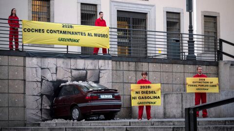 Greenpeace estrella un coche contra el Reina Sof&iacute;a para denunciar el aumento de la temperatura global