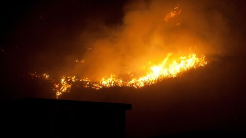 El incendio forestal de Mondariz ha quemado ya 120 hectáreas El incendio forestal de Mondariz ha quemado ya 120 hectáreas