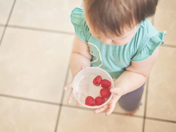 bebé comiendo fresas