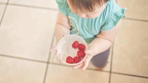 beb&eacute; comiendo fresas