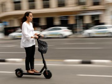 Madrid baja a 30 la velocidad y saca de la acera los patinetes