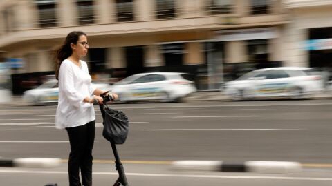 Madrid baja a 30 la velocidad y saca de la acera los patinetes
